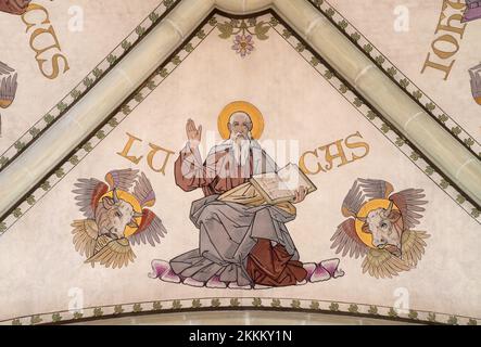 BERN, SCHWEIZ - 27. JUNI 2022: Das Fresko des Evangelisten Lukas in der Kirche Peter und Paul kirche aus dem 19. Jh. Stockfoto
