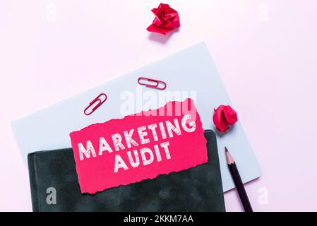Textzeichen mit Marketing Audit. Word für die Untersuchung und Analyse der Marketingaktivitäten Stockfoto