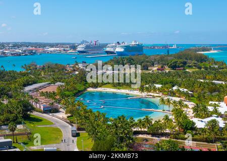 Dolphin Cay aus der Vogelperspektive im Atlantis Hotel auf Paradise Island mit Kreuzfahrtschiffen, die im Hafen von Nassau in Nassau, New Providence, Bahamas anlegen. Stockfoto