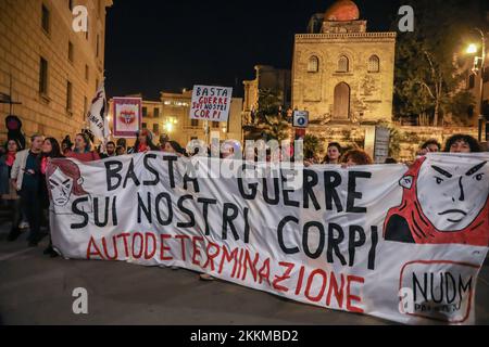 Palermo, Italien. 25.. November 2022. Anlässlich des Welttags gegen Gewalt gegen Frauen, Demonstration in Palermo. (Kreditbild: © Antonio Melita/Pacific Press via ZUMA Press Wire) Kredit: ZUMA Press, Inc./Alamy Live News Stockfoto