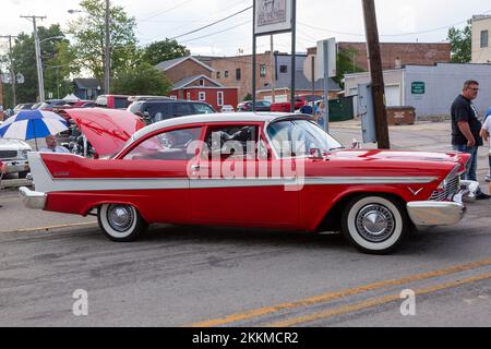 Eine klassische rot-weiße 1957 Plymouth Belvedere Club Sedan wird auf einer Automesse in Auburn, Indiana, USA, ausgestellt. Stockfoto