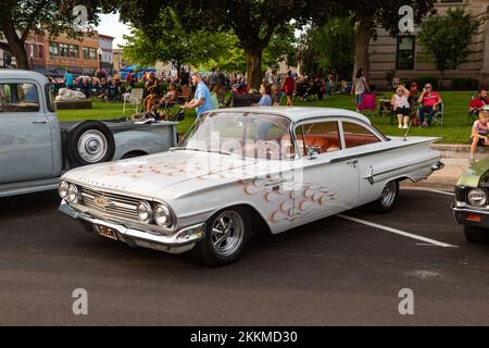 Eine individuell gestaltete, weiße 1960 Chevrolet Bel-Air Limousine, die auf einer Automesse im Zentrum von Auburn, Indiana, USA, ausgestellt wird. Stockfoto