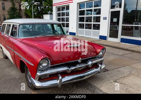 Ein antiker rot-weißer 1956 Plymouth Custom Suburban Kombi parkt vor einer Tankstelle in Auburn, Indiana, USA. Stockfoto