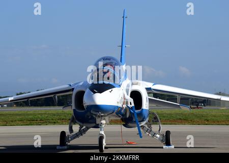 Präfektur Aomori, Japan - 07. September 2014: Japan Air Self-Defense Force T-4 Trainingsflugzeug vom Blue Impulse Aerobatic Demonstrationsteam. Stockfoto