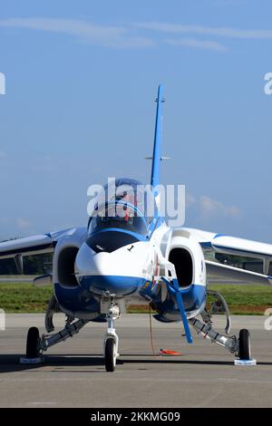 Präfektur Aomori, Japan - 07. September 2014: Japan Air Self-Defense Force T-4 Trainingsflugzeug vom Blue Impulse Aerobatic Demonstrationsteam. Stockfoto