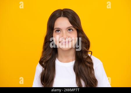 Nahaufnahme Porträt von Mädchen Teenager Lächeln Glück Gesicht. Porträt eines niedlichen Teenager-Kindes. Studioaufnahme, isolierter Hintergrund. Stockfoto