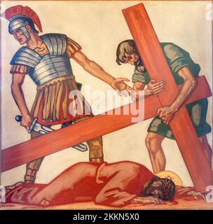 ZÜRICH, SCHWEIZ - 1. JULI 2022: Das Fresko Jesus fällt unter das Kreuz als Teil des Kreuzweges der Kirche St. Anton von Fritz Kunz (1921). Stockfoto