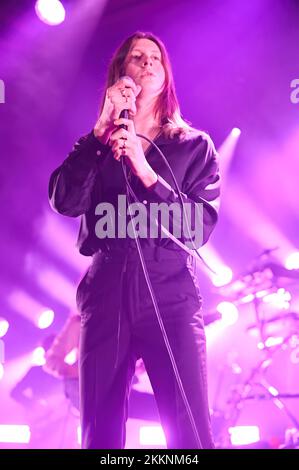 Doncaster, Großbritannien. 25.. November 2022. Tom Ogden, Leadsänger der Blossoms, tritt live im Doncaster Dome in Doncaster auf. Kredit: SOPA Images Limited/Alamy Live News Stockfoto