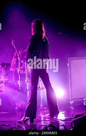 Doncaster, Großbritannien. 25.. November 2022. Tom Ogden, Leadsänger der Blossoms, tritt live im Doncaster Dome in Doncaster auf. Kredit: SOPA Images Limited/Alamy Live News Stockfoto