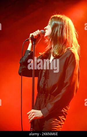 Doncaster, Großbritannien. 25.. November 2022. Tom Ogden, Leadsänger der Blossoms, tritt live im Doncaster Dome in Doncaster auf. Kredit: SOPA Images Limited/Alamy Live News Stockfoto