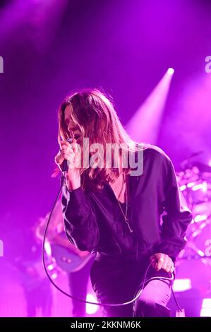 Doncaster, Großbritannien. 25.. November 2022. Tom Ogden, Leadsänger der Blossoms, tritt live im Doncaster Dome in Doncaster auf. Kredit: SOPA Images Limited/Alamy Live News Stockfoto