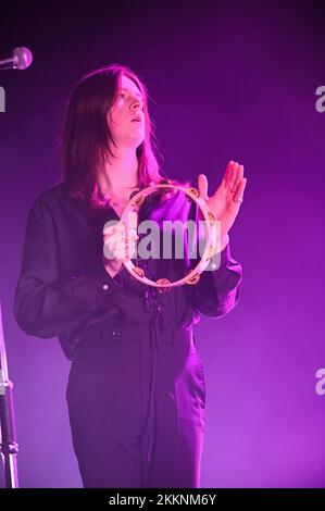 Doncaster, Großbritannien. 25.. November 2022. Tom Ogden, Leadsänger der Blossoms, tritt live im Doncaster Dome in Doncaster auf. Kredit: SOPA Images Limited/Alamy Live News Stockfoto