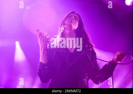 Doncaster, Großbritannien. 25.. November 2022. Tom Ogden, Leadsänger der Blossoms, tritt live im Doncaster Dome in Doncaster auf. Kredit: SOPA Images Limited/Alamy Live News Stockfoto