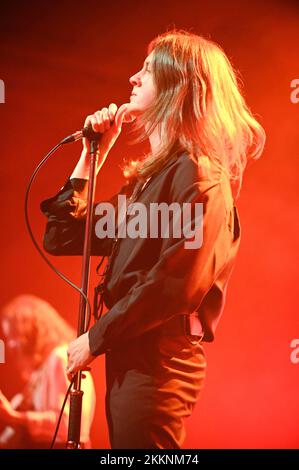 Doncaster, Großbritannien. 25.. November 2022. Tom Ogden, Leadsänger der Blossoms, tritt live im Doncaster Dome in Doncaster auf. Kredit: SOPA Images Limited/Alamy Live News Stockfoto