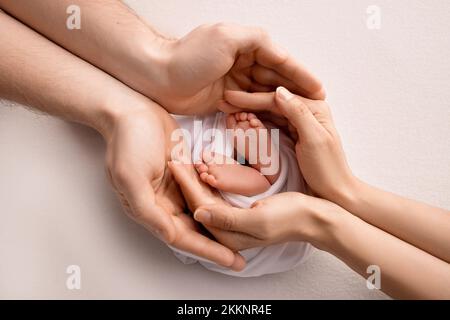 Mutter massiert Babyfuß. Prävention von Flachfüßen, Muskeltonus. Stockfoto