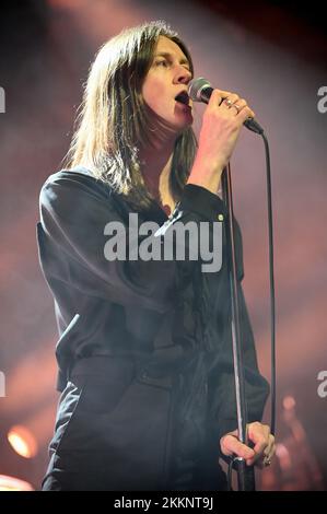 Doncaster, Großbritannien. 25.. November 2022. Tom Ogden, Leadsänger der Blossoms, tritt live im Doncaster Dome in Doncaster auf. (Foto: Robin Burns/SOPA Images/Sipa USA) Guthaben: SIPA USA/Alamy Live News Stockfoto