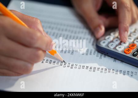 Nahaufnahme einer Geschäftsfrau, die statistische Daten analysiert Stockfoto