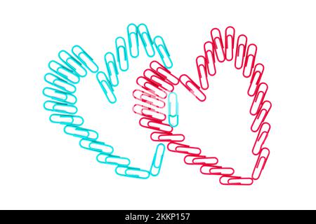Büroklammern in Herzform, isoliert auf weißem Hintergrund Stockfoto
