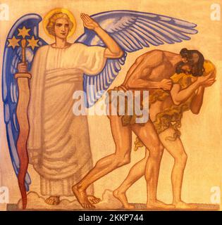 ZÜRICH, SCHWEIZ - 1. JULI 2022: Die Austreibung von Adam und Eva aus dem Paradies Fresko in der Kirche St. Anton von Fritz Kunz (1921). Stockfoto