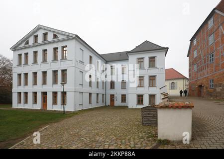 PRODUKTION - 24. November 2022, Mecklenburg-Vorpommern, Güstrow: Das Gemeindearchiv von Güstrow. Die Archive in Mecklenburg-Vorpommern sehen sich aufgrund des Ablaufs der Aufbewahrungsfristen in der Verwaltung einer Menge Arbeit in Form von neuem Material gegenüber. (Dpa „Welle neuer Dokumente rollt zu Archiven im Nordosten“) Foto: Danny Gohlke/dpa Stockfoto