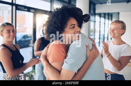 Umarmung, Unterstützung und Unterstützung von Geschäftsleuten bei Teambuilding-, Collaboration- und Bürobesprechungen, Feiern oder gesellschaftlichen Veranstaltungen. Zufriedenes, junges und vielfältiges Büroteam Stockfoto