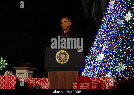 USA Präsident Barack Obama spricht nach dem Anzünden des nationalen Weihnachtsbaums am 1. Dezember 2016. Stockfoto