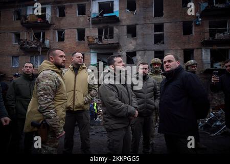 Der ukrainische Präsident Wolodymyr Zelenskyy besuchte die Stadt Wyschgorod, Region Kiew, auf einer Arbeitsreise und inspizierte ein vierstöckiges Wohngebäude, das am 23. November durch einen russischen Raketenangriff beschädigt wurde. Oleksiy Kuleba, Leiter der regionalen Militärverwaltung Kiew, berichtete dem Staatschef über das Ausmaß der Zerstörung durch eine russische Rakete, die das Gebäude traf. Bei diesem Anschlag wurden sechs Menschen getötet und mindestens 30 Menschen verletzt. Die Opfer erhalten die notwendige medizinische Versorgung. Stockfoto