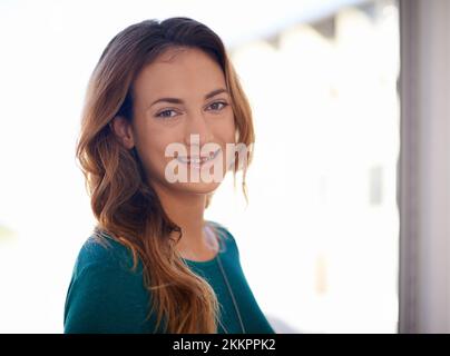 Du musst deinen Job lieben. Gekürztes Porträt einer selbstbewussten und attraktiven jungen Geschäftsfrau. Stockfoto