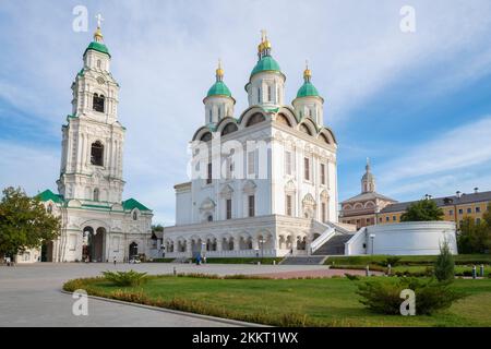 Blick auf die alte Himmelfahrt-Kathedrale an einem Septembernachmittag. Astrachan Kreml. Russland Stockfoto