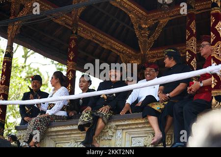 Eine Menge jubelt bei einer königlichen Einäscherungszeremonie auf der Insel Bali. Bali, Indonesien - 03.02.2018 Stockfoto