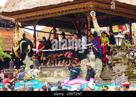 Eine Menge jubelt bei einer königlichen Einäscherungszeremonie auf der Insel Bali. Bali, Indonesien - 03.02.2018 Stockfoto