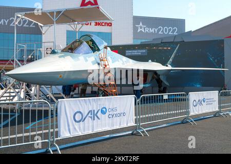 MOSKAU-REGION, RUSSLAND - 18. AUGUST 2022: Russischer Multifunktionskämpfer der fünften Generation von Su-57 (T50) auf der internationalen Militärtechnik Stockfoto