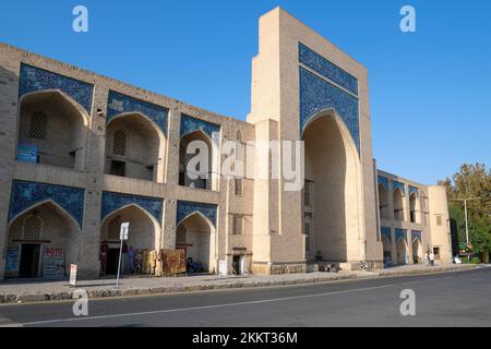 BUKHARA, USBEKISTAN - 08. SEPTEMBER 2022: Alte Kukeldash Madrasah an einem sonnigen Septembertag Stockfoto