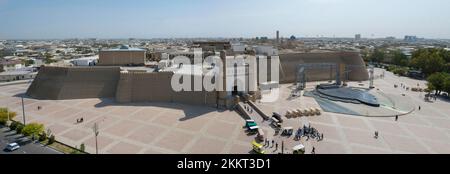 BUKHARA, USBEKISTAN - 09. SEPTEMBER 2022: Antike Festung Arche im Stadtpanorama an einem sonnigen Tag Stockfoto