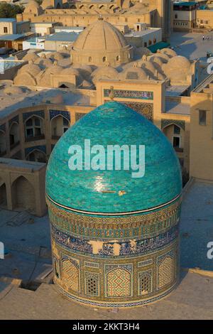 BUKHARA, USBEKISTAN - 09. SEPTEMBER 2022: Kuppel der mir-m-arabischen Madrasah im Stadtbild an einem sonnigen Tag Stockfoto