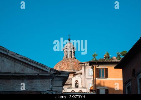 Rom, Italien - 22. Oktober 2022: Kirche Santa Maria in Portico in Campitelli. Gewidmet der Heiligen Jungfrau Maria unter ihrem römischen Titel Stockfoto