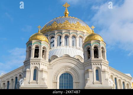 Die Kuppel der Marinekathedrale von St. Nicholas der Wunderarbeiter (1913) gegen den blauen Himmel an einem sonnigen Tag. Kronstadt, Russland Stockfoto