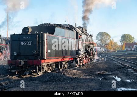 SORTAVALA, RUSSLAND - 09. OKTOBER 2022: Dampflokomotive L-2331 am Bahnhof Sortavala am Morgen des Oktobers Stockfoto