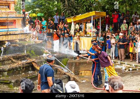 Einäscherungszeremonie für ein Mitglied der Familie Korolev auf der Insel Bali. Arbeiter, die den Altar nach der Einäscherung löschen. Bali, Indonesien - 03,02. Stockfoto