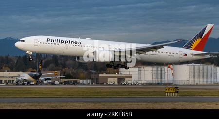 Richmond, British Columbia, Kanada. 24.. November 2022. Eine Boeing 777-300ER von Philippine Airlines (RP-C7776) landet am Vancouver International Airport. (Kreditbild: © Bayne Stanley/ZUMA Press Wire) Stockfoto