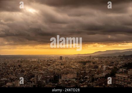 Sonnenuntergang in der Stadt Barcelona aus der Vogelperspektive Stockfoto