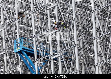 Hochregallager im Bau, Gitterbau mit Arbeitsplattform, Arbeiter bei der Montage, Krefeld, Nordrhein-Westfalen, Deutschland, E Stockfoto