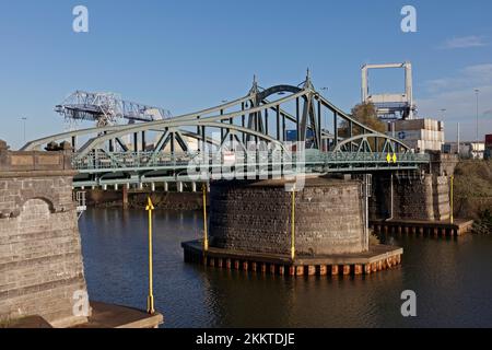 Historische Drehbrücke in Linner Rheinhafen, Krefeld-Uerdingen, Nordrhein-Westfalen, Deutschland, Europa Stockfoto