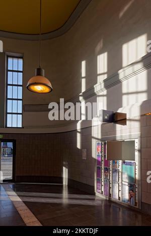 Hauptbahnhof Mühlheim an der Ruhr, historische Eingangshalle mit Schließfächern, Ruhrgebiet, Nordrhein-Westfalen, Deutschland, Europa Stockfoto