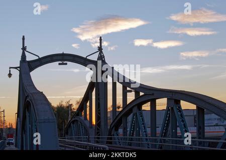 Historische Drehbrücke in Linner Rheinhafen, Dämmerung, Krefeld, Nordrhein-Westfalen, Deutschland, Europa Stockfoto