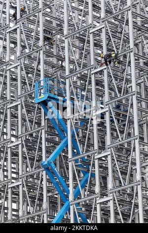 Hochregallager im Bau, Gitterbau mit Arbeitsplattform, Arbeiter bei der Montage, Krefeld, Nordrhein-Westfalen, Deutschland, E Stockfoto