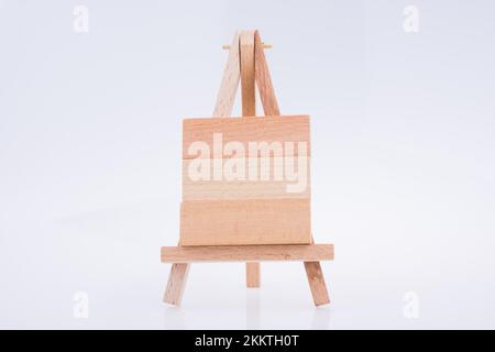 Bausteine setzen auf Stativ für die Malerei auf weißem Hintergrund Stockfoto