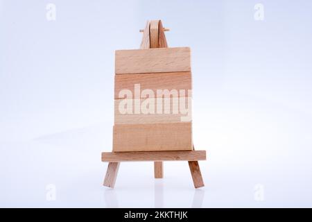 Bausteine setzen auf Stativ für die Malerei auf weißem Hintergrund Stockfoto