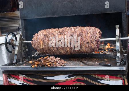 Türkische Cag Kebab auf Pole in horizontaler Position Stockfoto