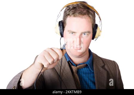 Isolierte Retro-Mann über Plugin-Stereo-Kopfhörer beim Stimmen in einer Radiosendung Stockfoto